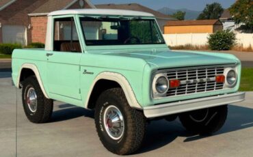 Ford-Bronco-1966-Frost-TurquoiseWhit-19