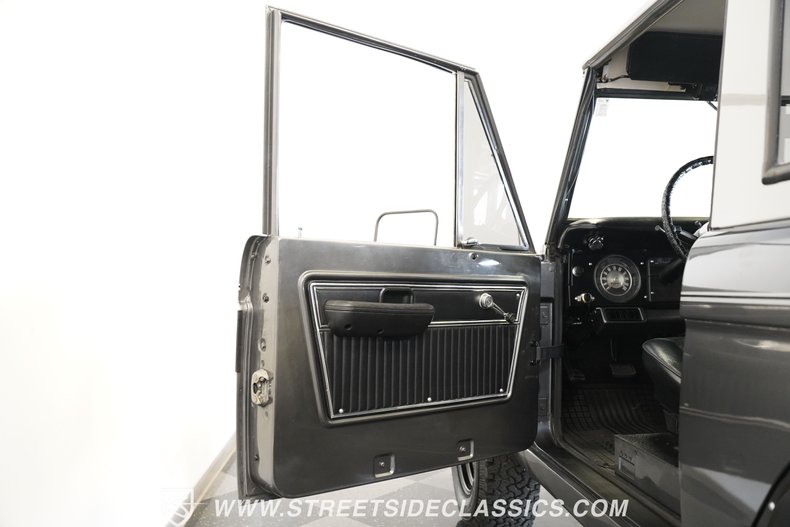 Ford-Bronco-1968-Dark-Gray-Metallic-Black-32