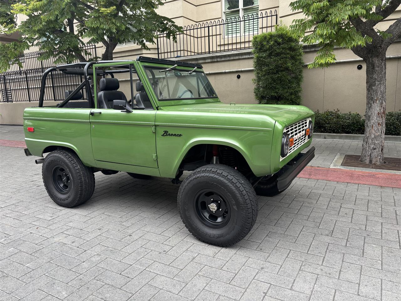 Ford-Bronco-1969-Green-Metallic-Black-1