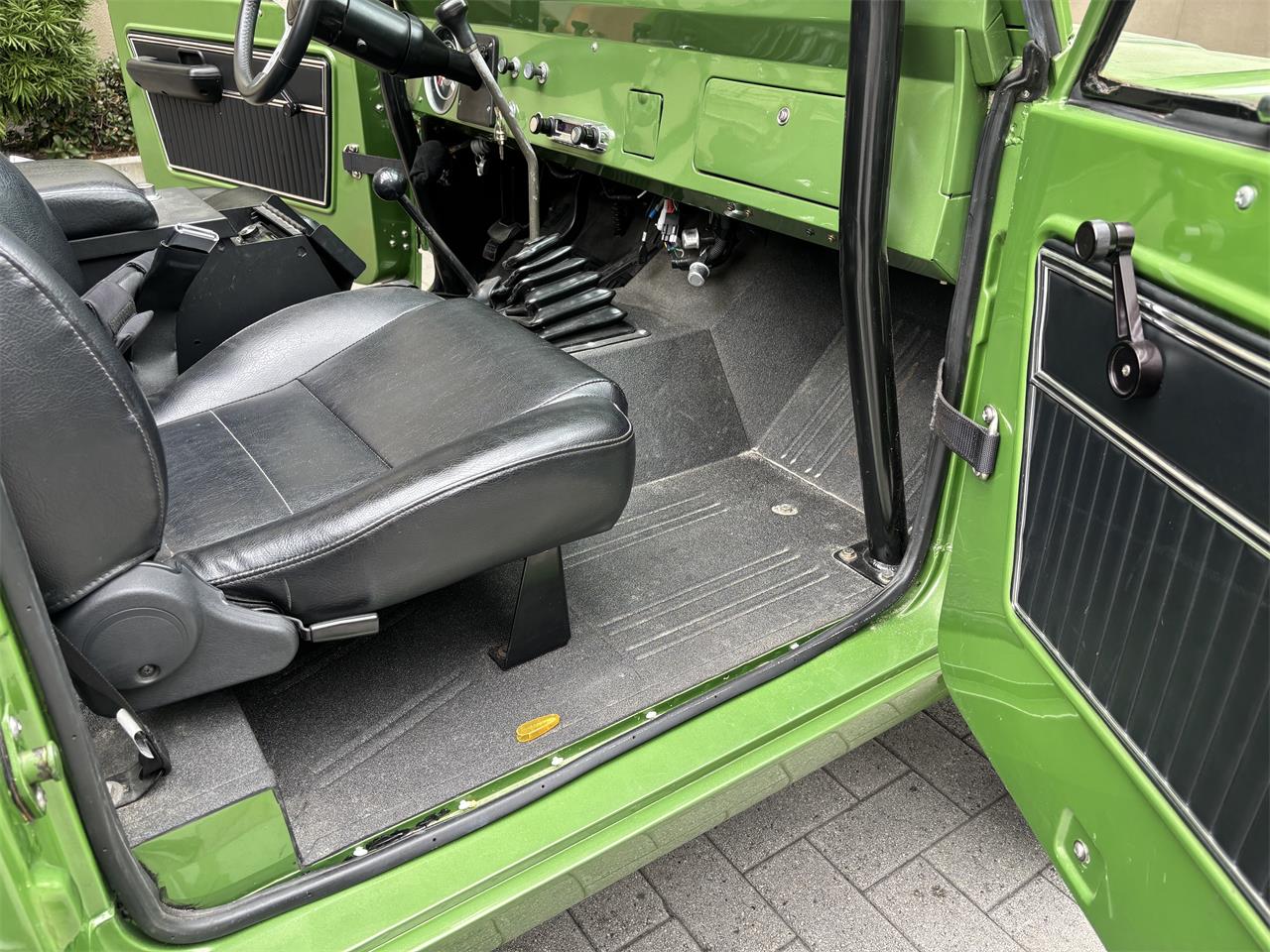 Ford-Bronco-1969-Green-Metallic-Black-12