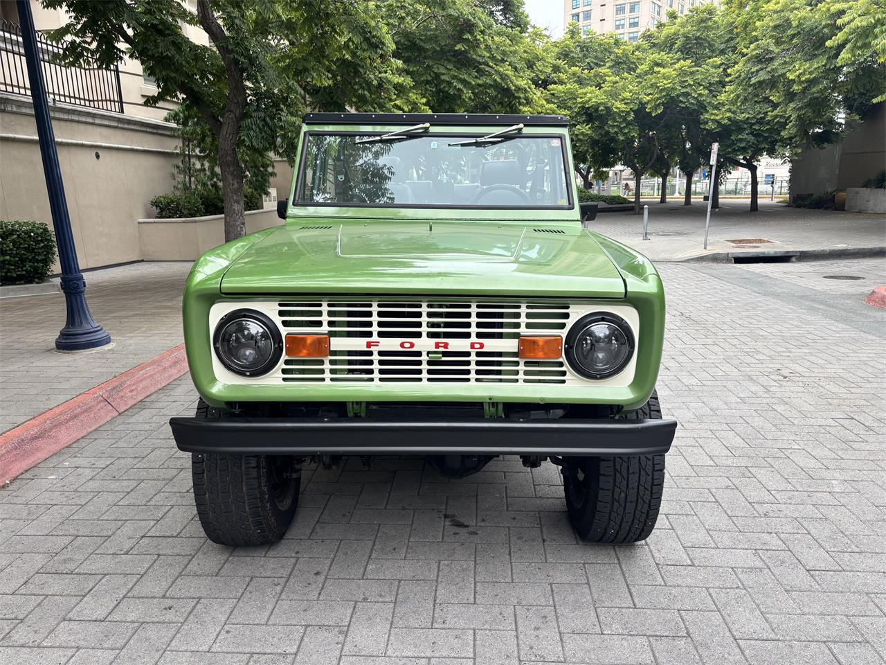 Ford-Bronco-1969-Green-Metallic-Black-13