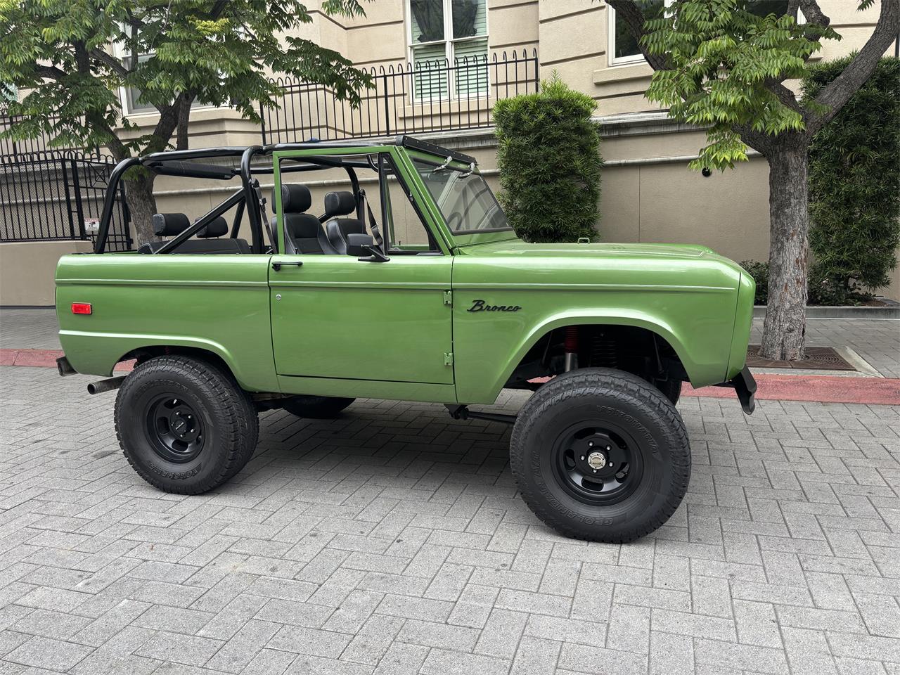 Ford-Bronco-1969-Green-Metallic-Black-14