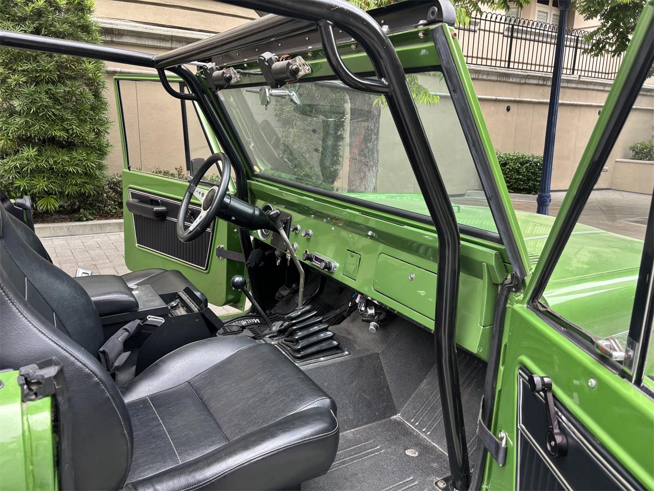 Ford-Bronco-1969-Green-Metallic-Black-15