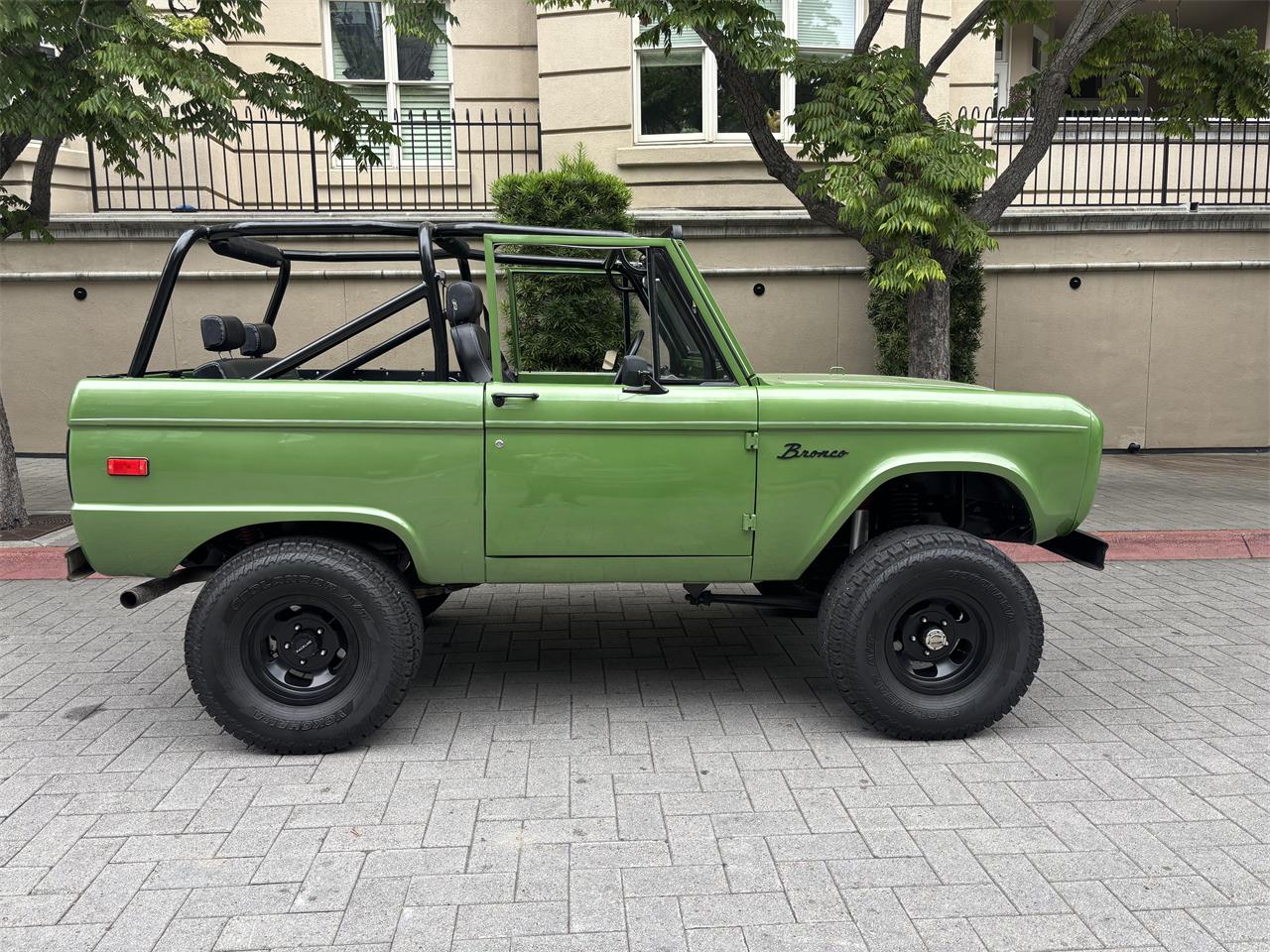 Ford-Bronco-1969-Green-Metallic-Black-22