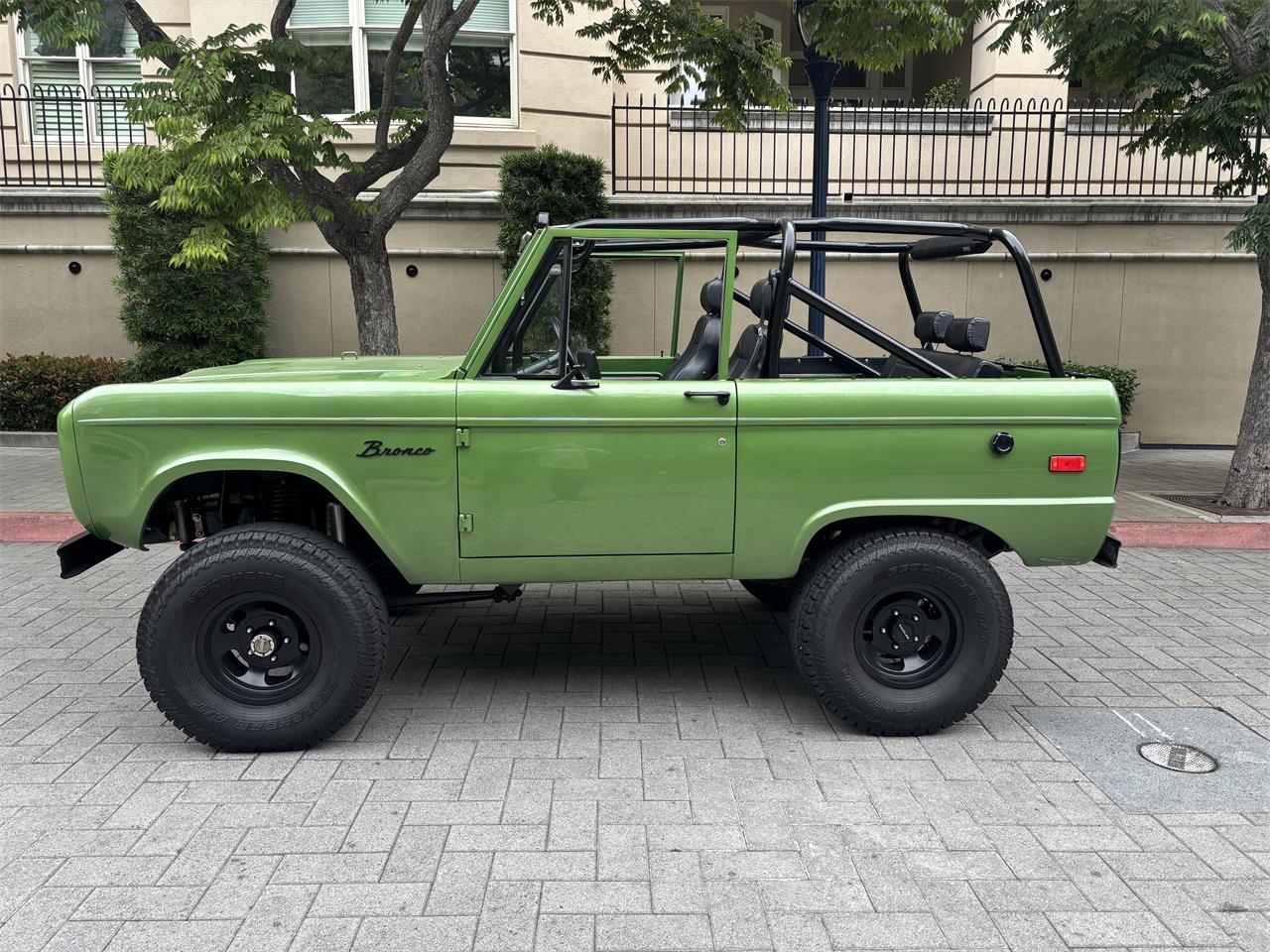 Ford-Bronco-1969-Green-Metallic-Black-23