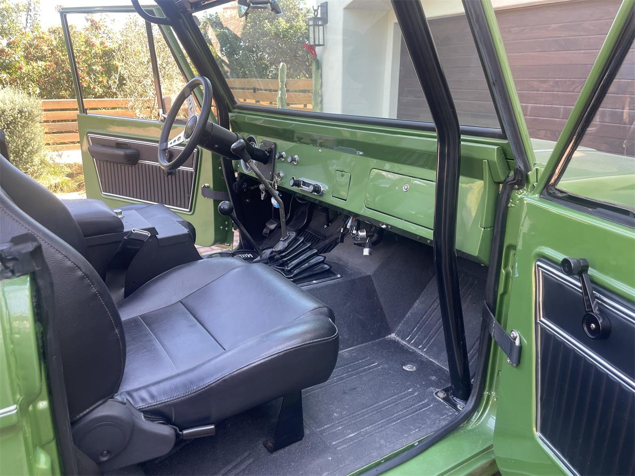 Ford-Bronco-1969-Green-Metallic-Black-36