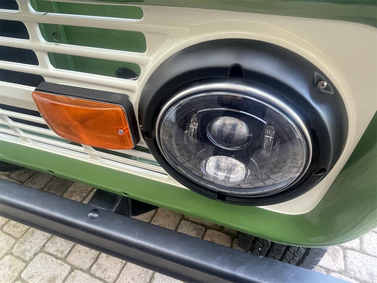 Ford-Bronco-1969-Green-Metallic-Black-37