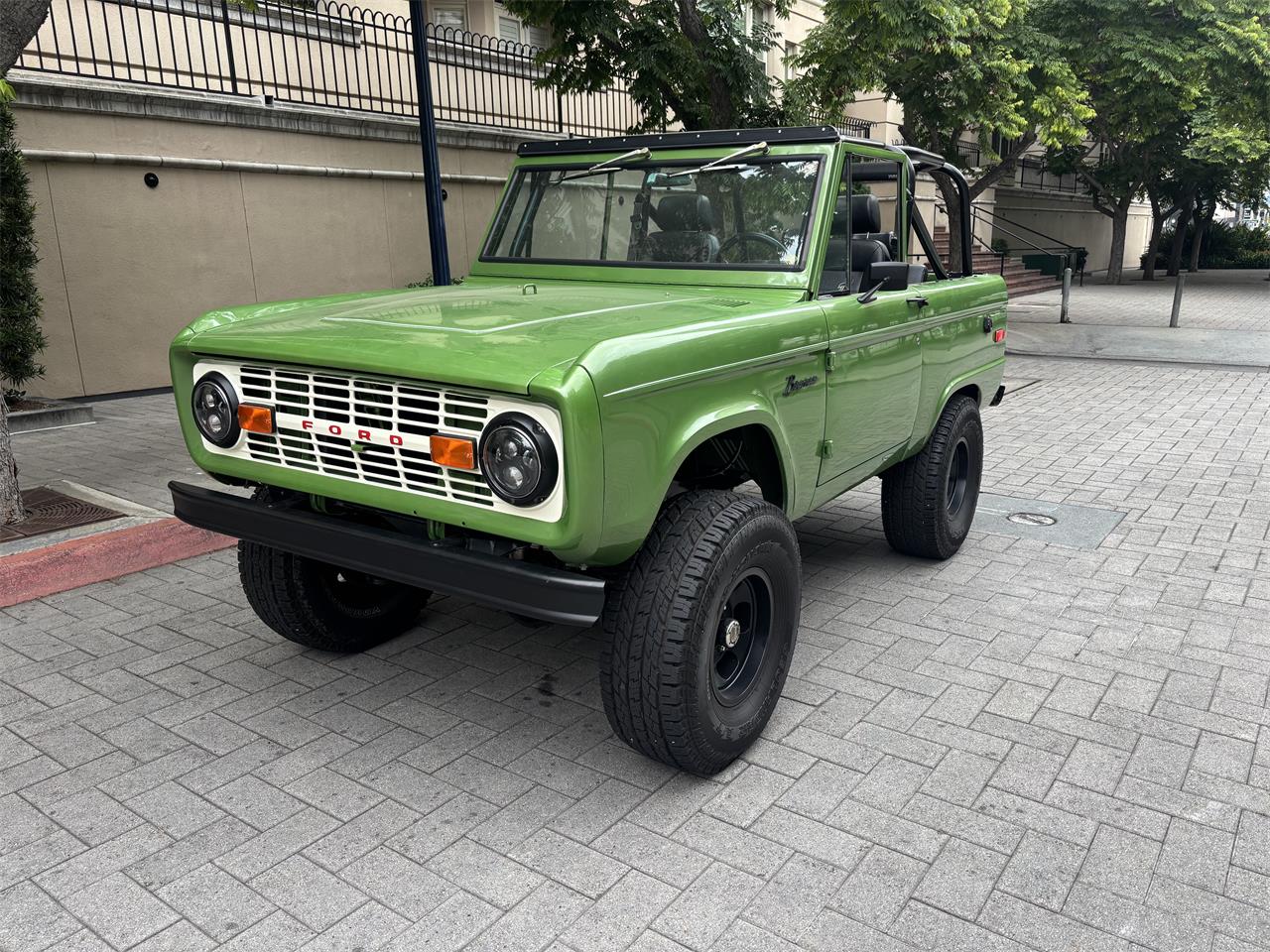 Ford-Bronco-1969-Green-Metallic-Black-70
