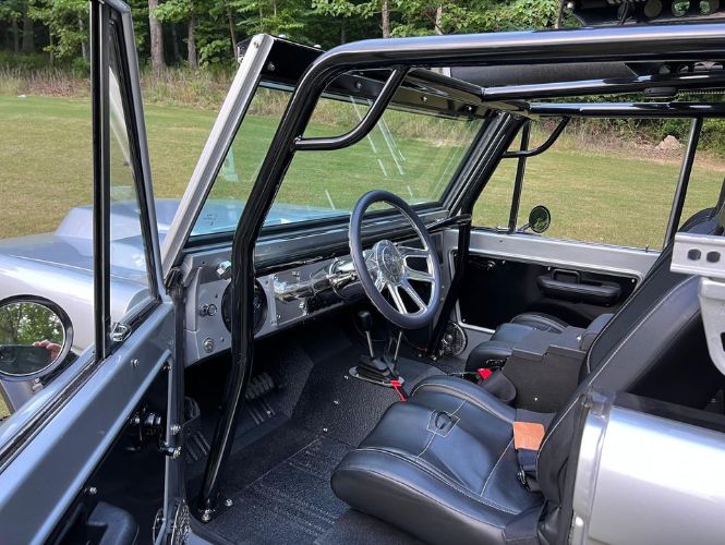 Ford-Bronco-1969-Silver-Metallic-BlackSilver-2