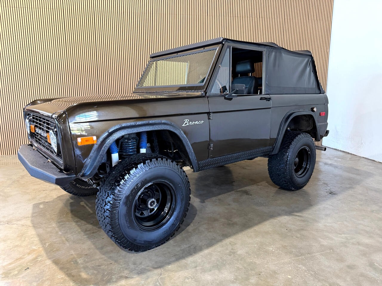 Ford-Bronco-1970-SUV-2