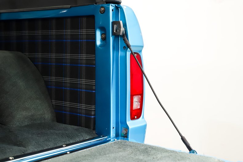 Ford-Bronco-1973-Electric-Blue-Black-17