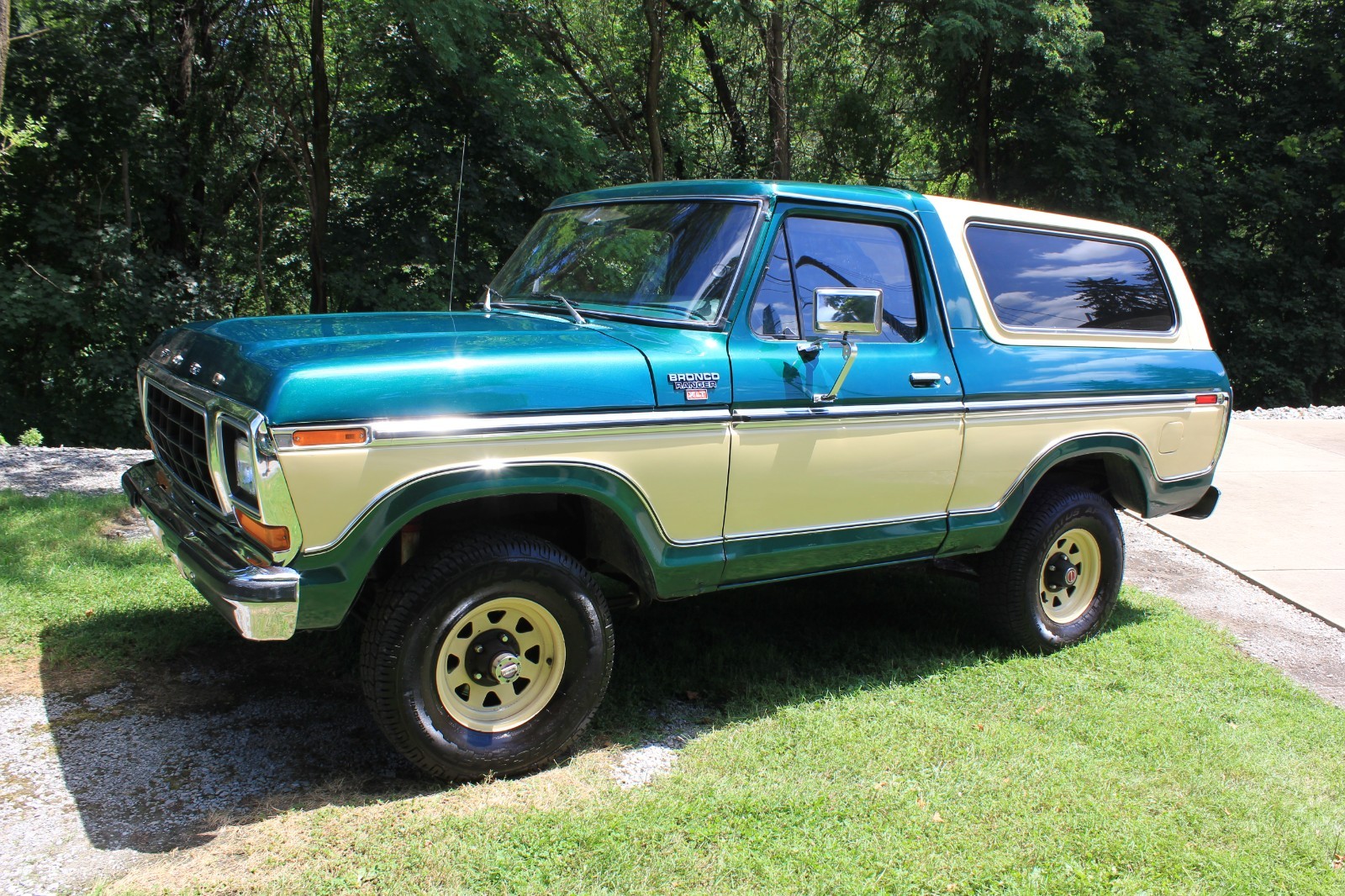 Ford-Bronco-1979-SUV-3