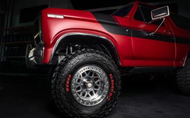 Ford-Bronco-1980-Red-Buck-SkinBlack-3