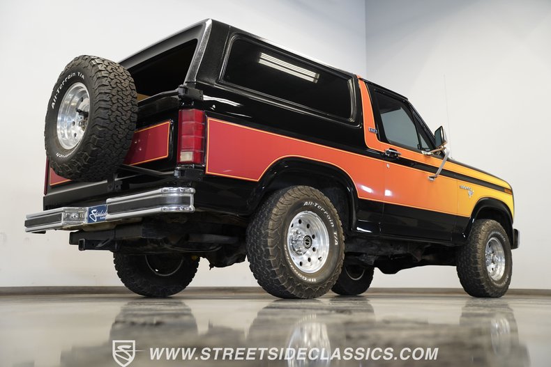 Ford-Bronco-1984-Black-12