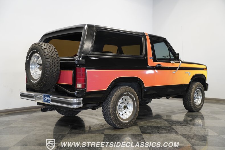 Ford-Bronco-1984-Black-13