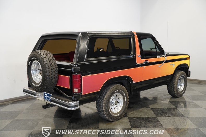 Ford-Bronco-1984-Black-14