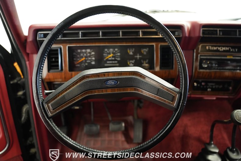 Ford-Bronco-1984-Black-18