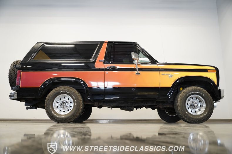 Ford-Bronco-1984-Black-23