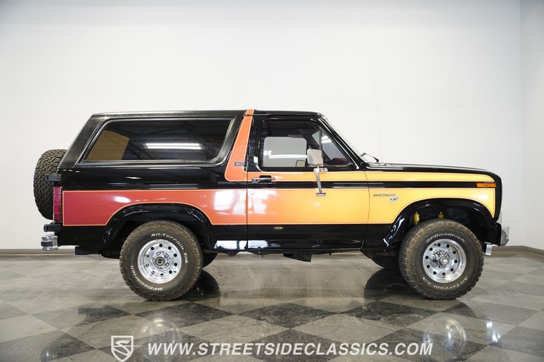 Ford-Bronco-1984-Black-24