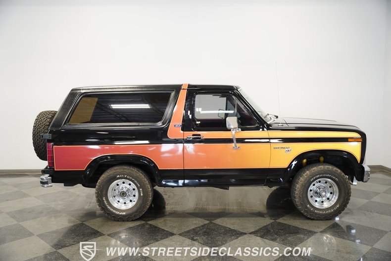 Ford-Bronco-1984-Black-25