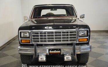 Ford-Bronco-1984-Black-28