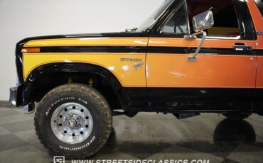 Ford-Bronco-1984-Black-30