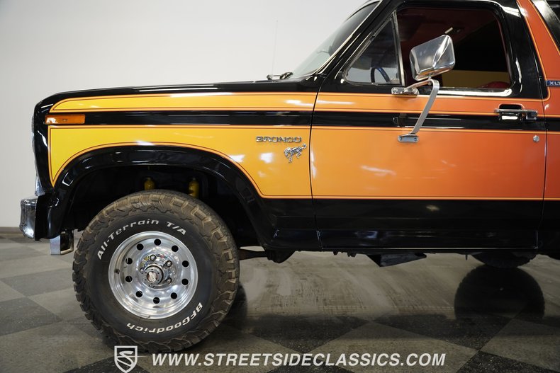 Ford-Bronco-1984-Black-30