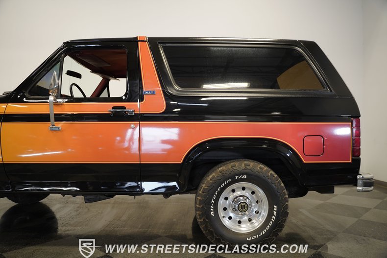 Ford-Bronco-1984-Black-31
