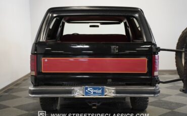 Ford-Bronco-1984-Black-32