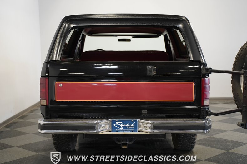 Ford-Bronco-1984-Black-32