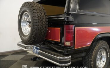 Ford-Bronco-1984-Black-34