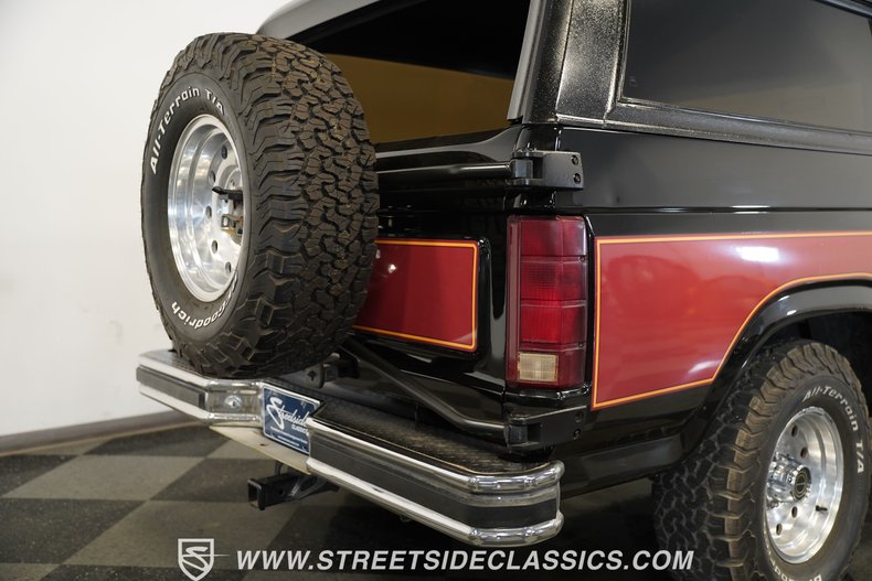 Ford-Bronco-1984-Black-34