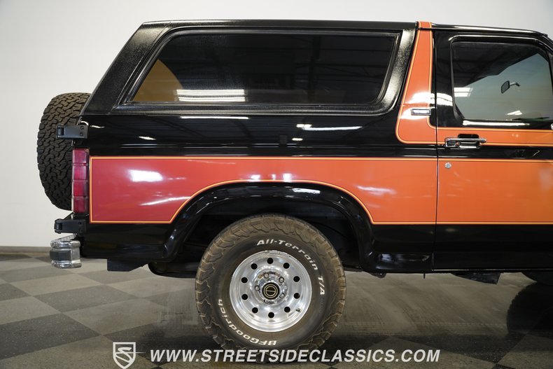 Ford-Bronco-1984-Black-36