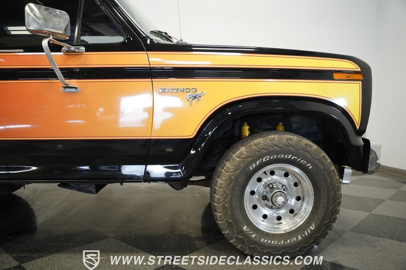 Ford-Bronco-1984-Black-37