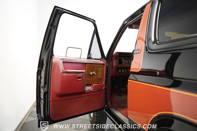 Ford-Bronco-1984-Black-42