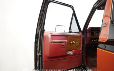 Ford-Bronco-1984-Black-43