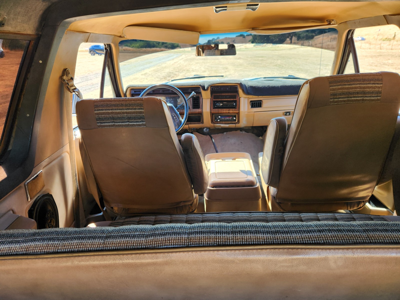 Ford-Bronco-1984-SUV-17