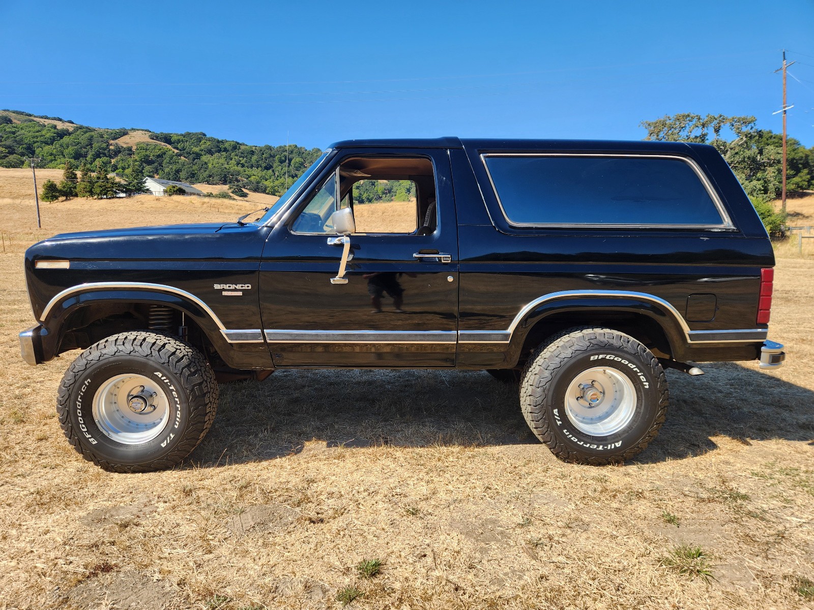 Ford-Bronco-1984-SUV-2