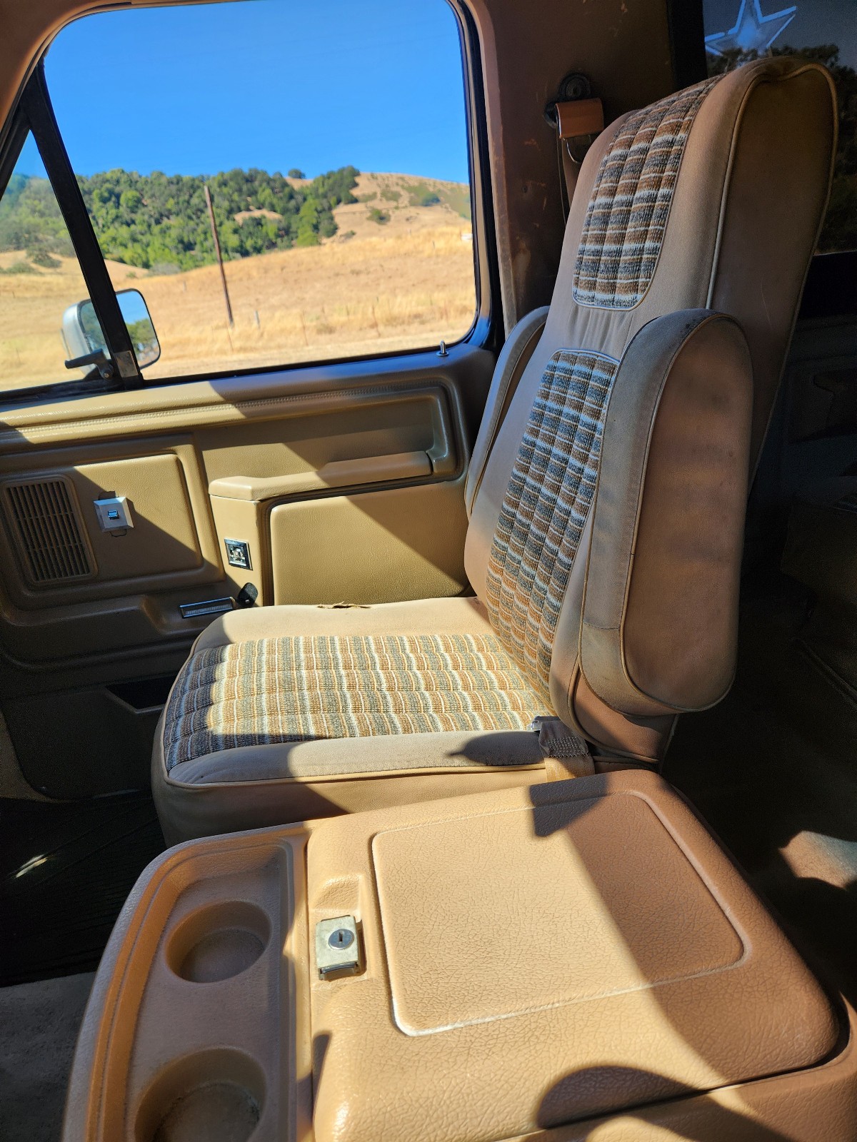 Ford-Bronco-1984-SUV-26