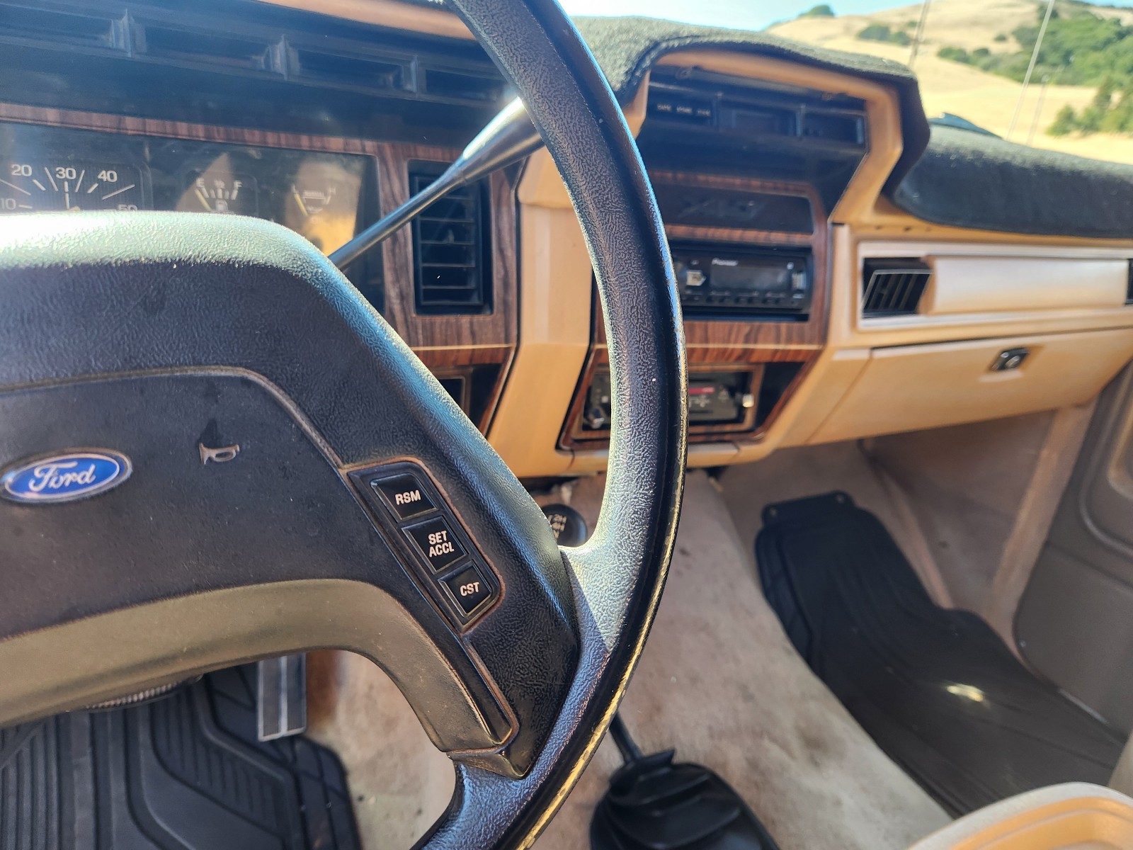 Ford-Bronco-1984-SUV-30