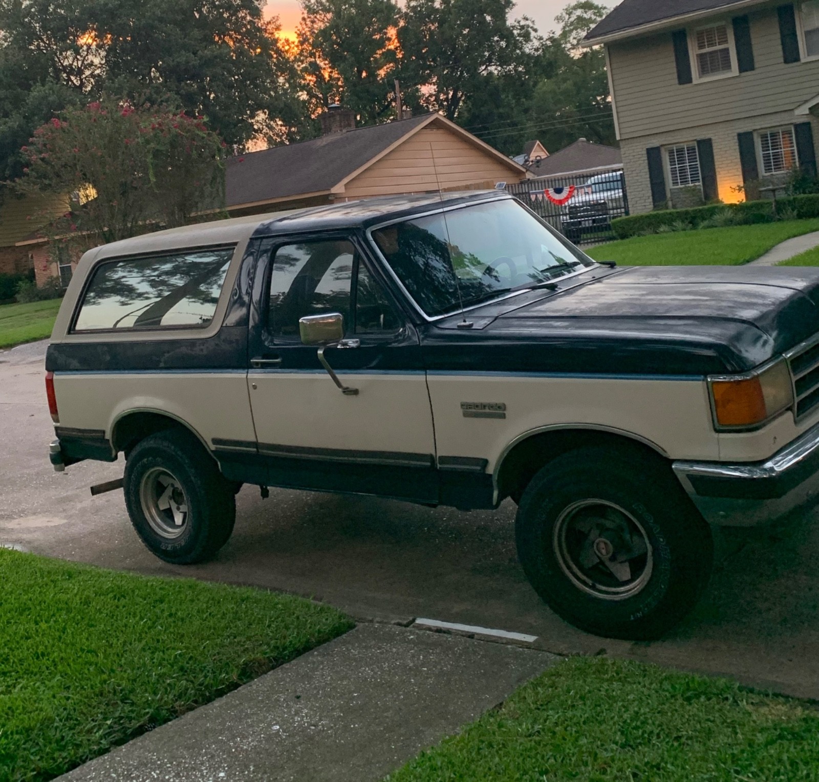Ford-Bronco-1988-SUV