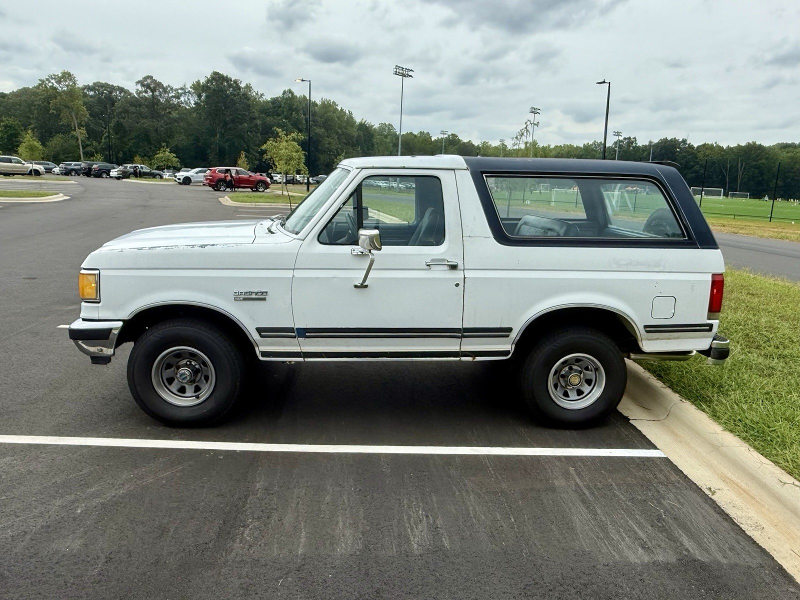 Ford-Bronco-1990-SUV-2