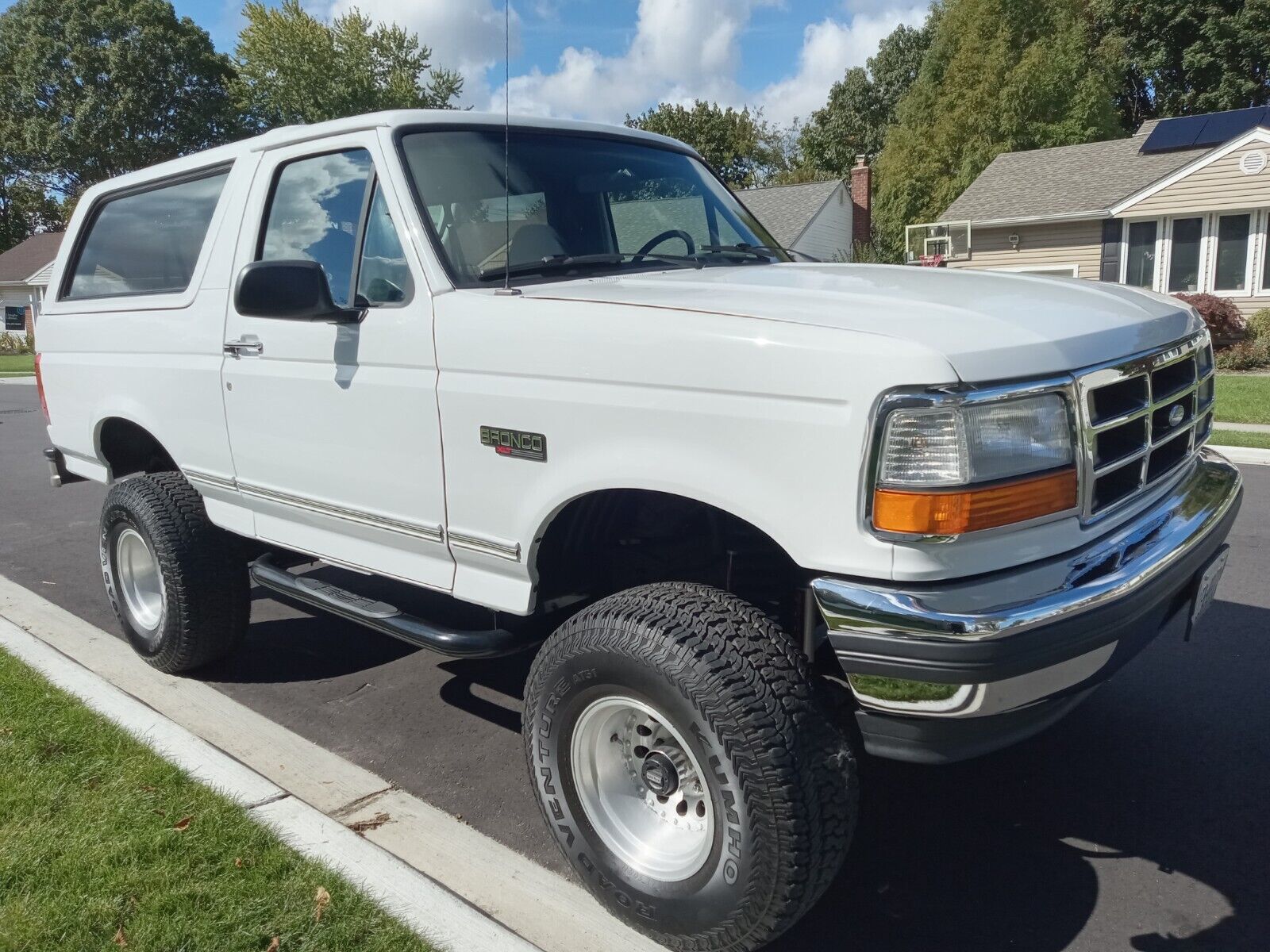 Ford-Bronco-1992-SUV-1