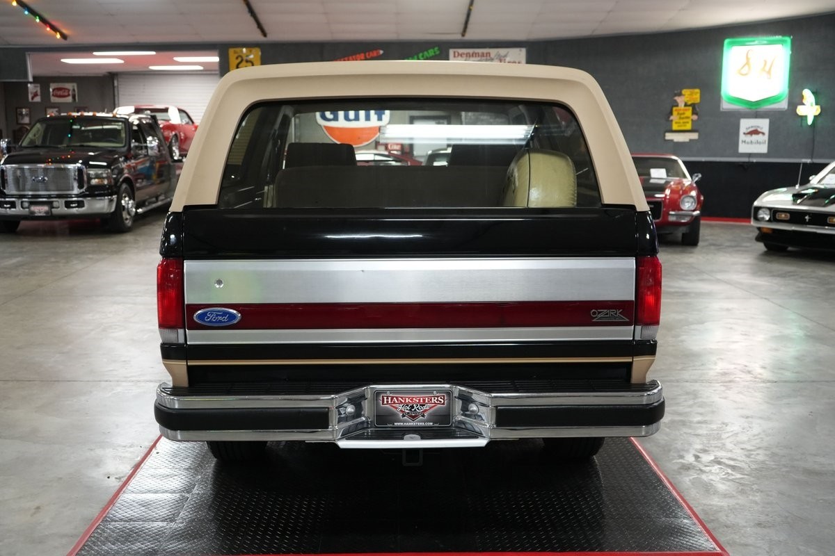 Ford-Bronco-Eddie-Bauer-4x4-1987-SUV-4
