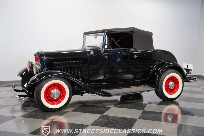 Ford-Cabriolet-1932-Black-Red-11