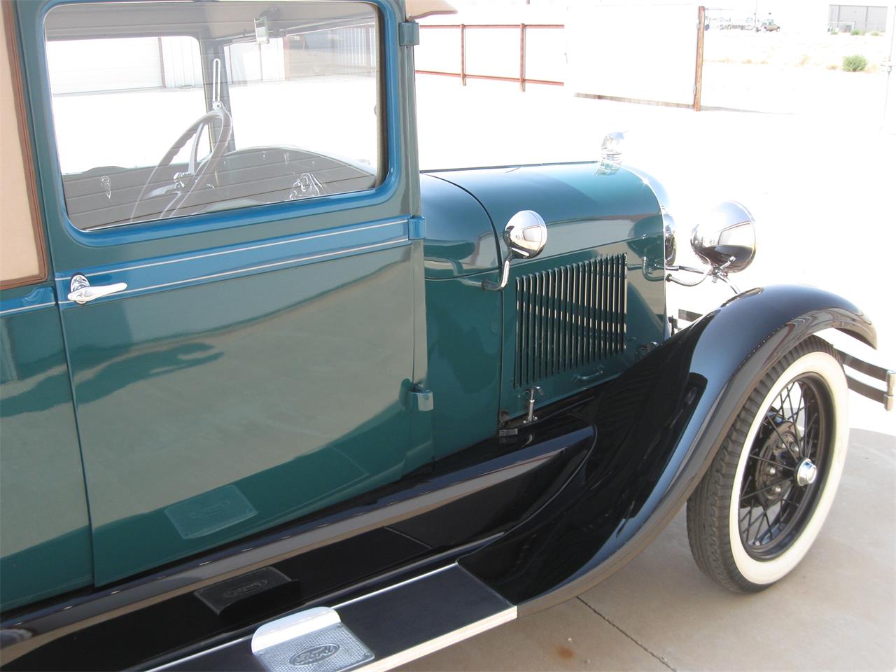 Ford-Coupe-1928-Greenblack-Brown-1