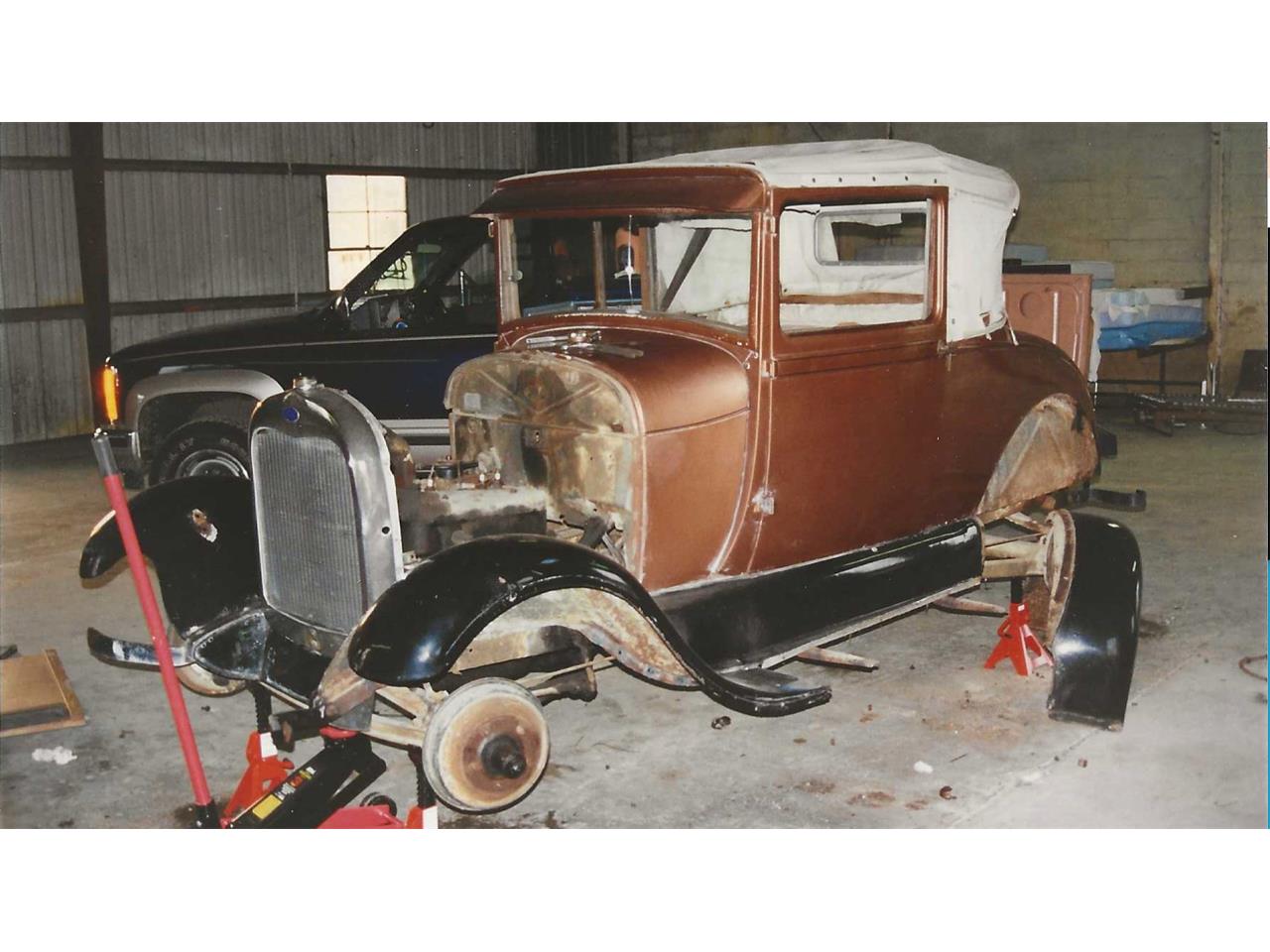 Ford-Coupe-1928-Greenblack-Brown-30