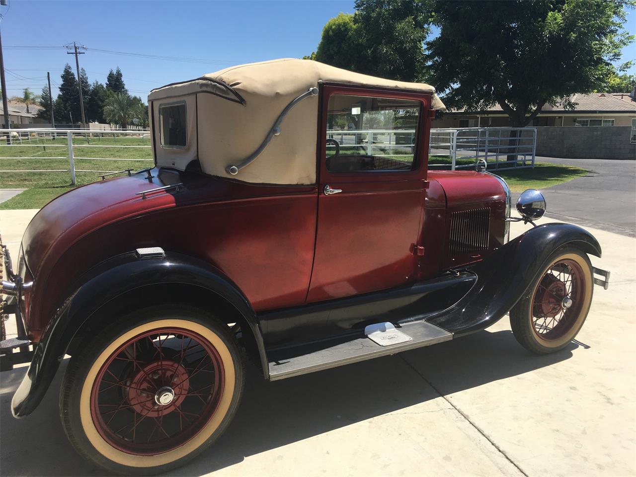 Ford-Coupe-1929-Red-and-Black-Brown-3