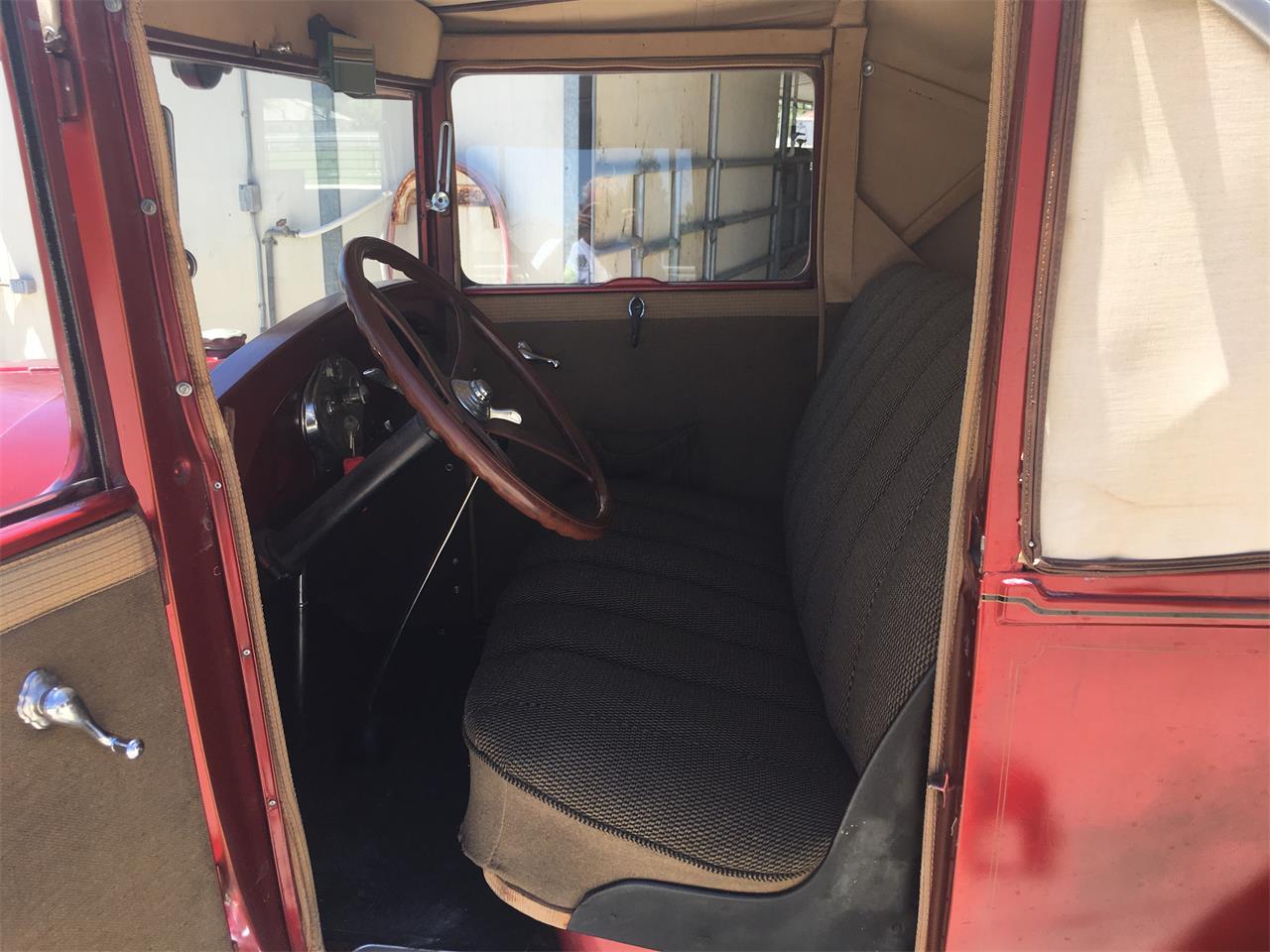 Ford-Coupe-1929-Red-and-Black-Brown-5