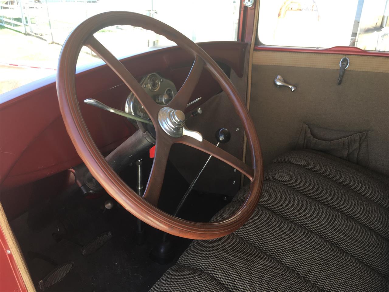 Ford-Coupe-1929-Red-and-Black-Brown-6